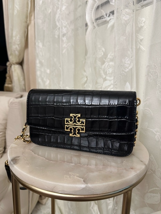 Tory Burch Handbags - Tory Burch Black Croc-Embossed Crossbody with Gold Logo